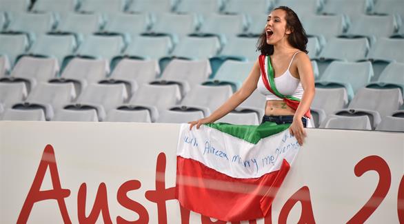 إيران تحذر لاعبي كرة القدم من التقاط صور سيلفي مع الفتيات