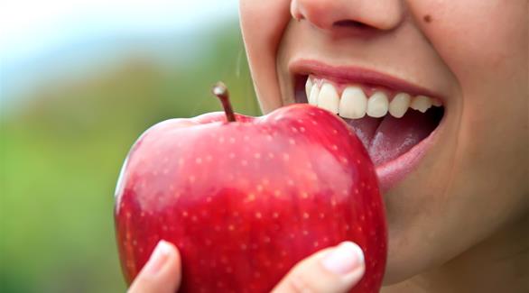 بعض الأطعمة تنظف الأسنان كالتفاح