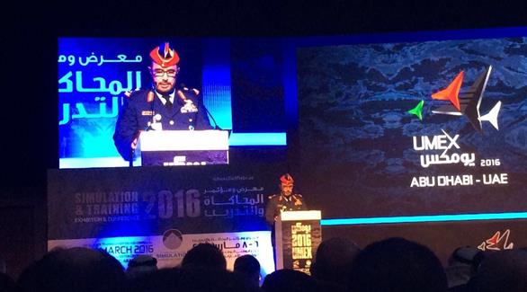  اللواء الركن طيار إبراهيم ناصر العلوي خلال إلقاء الكلمة الافتتاحية للمؤتمر