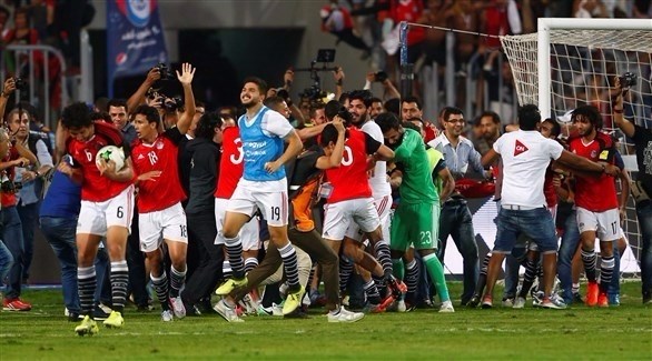 لحظة فرحة منتخب مصر بالتأهل للمونديال (رويترز)