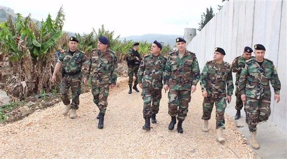 العماد جوزيف عون متفقداً الوحدات العسكرية بجانب المخيم (الجيش اللبناني)