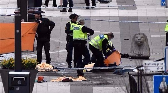 عناصر من الشرطة السويدية في موقع حادثة الدهس وسط ستوكهولم الأسبوع الماضي (أرشيف)