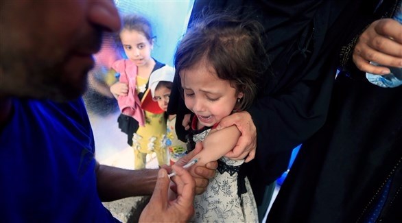 طفلة عراقية تنال تطعيماً في الموصل، العراق (رويترز)