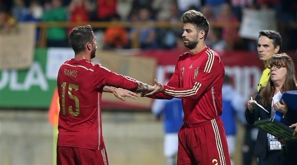 لاعبا منتخب إسبانيا جيرارد بيكيه وسيرجيو راموس (أرشيف)