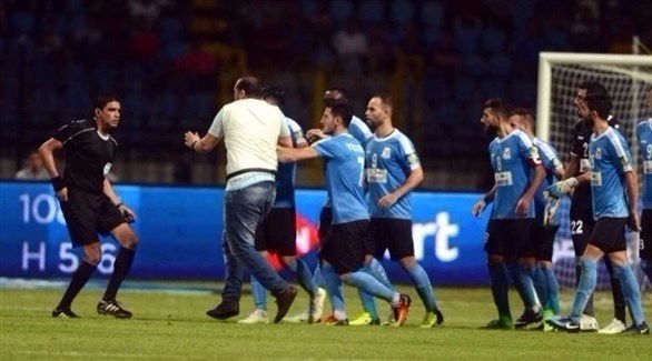 أثناء اعتداء لاعبي وإداري الفيصلي على الحكم المصري نور الدين (تويتر)