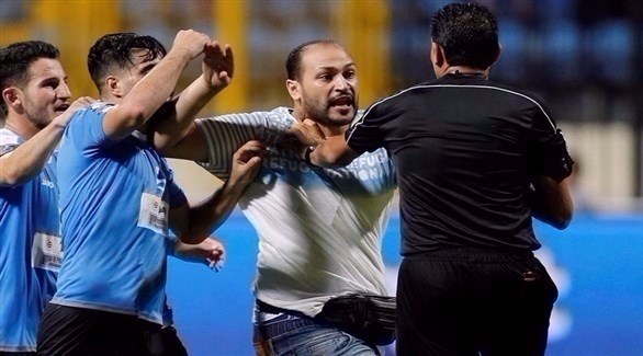 اعتداء لاعبي وإداري الفيصلي على الحكم نور الدين (تويتر)