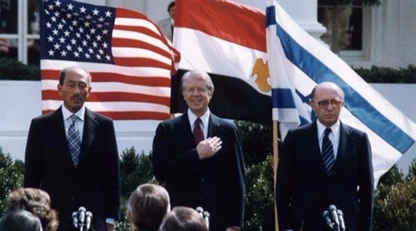 من اليمين: رئيس الوزراء الإسرائيلي الراحل مناحيم بيغن والرئيس الأمريكي الأسبق جيمي كارتر والرئيس المصري الراحل أنور السادات.(أرشيف)