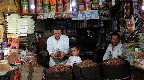 تجار في أحد الأسواق باليمن (أرشيف)