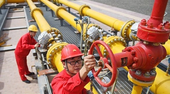 عمال في محطة نفطية لمؤسسة البترول الوطنية الصينية  (أرشيف)