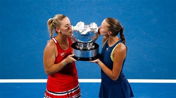 لاعبتا التنس المجرية تيميا بابوش والفرنسية كريستينا ملادينوفيتش (رويترز)