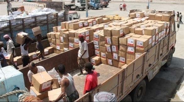 شحن مساعدات غذائية في اليمن قبل توزيعها (أرشيف)