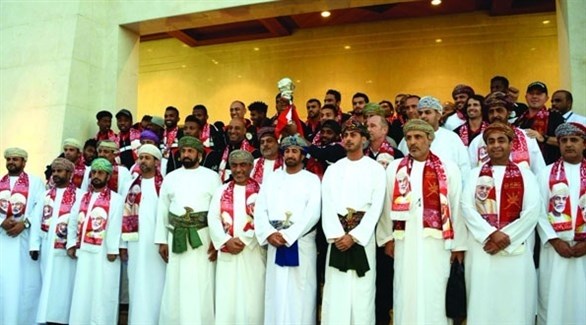 لقطة تذكارية لأبطال خليجي 23 لحظة وصولهم عمان (الوطن)
