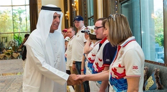 سعود بن صقر القاسمي لدى استقباله الفرق المشاركة في الأولمبياد الخاص (تويتر)