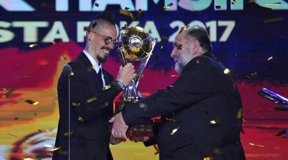 هامسيك لحظة تتويجه بجائزة أفضل لاعب سلوفاكي (تويتر)