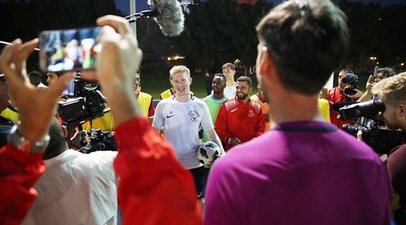 دي بروين مع نجوم الإمارات في الأولمبياد الخاص (المصدر)