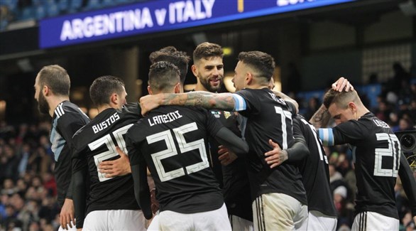 فرحة لاعبي الأرجنتين بهدف في إيطاليا (تويتر)