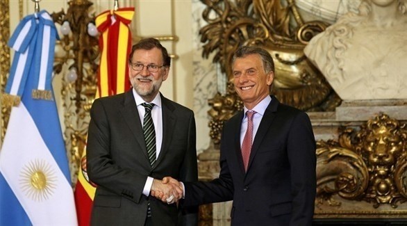 رئيس الأرجنتين في استقبال رئيس الوزراء الإسباني (غيتي)