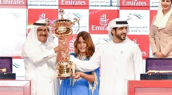 حمدان بن راشد يسلم حمدان بن محمد كأس دبي العالمي (تويتر)