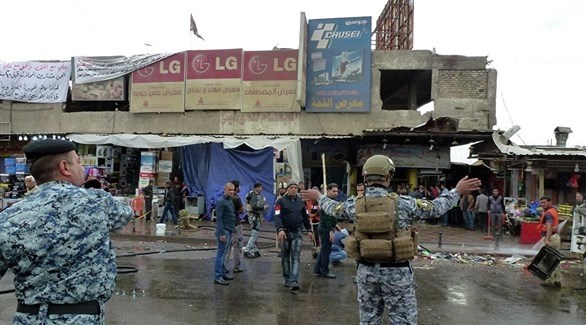 عناصر شرطة عراقية في سوق المعاش (تويتر) 