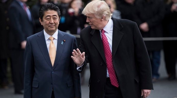 الرئيس الأمريكي دونالد ترامب ورئيس الحكومة اليابانية شينزو آبي (أرشيف)