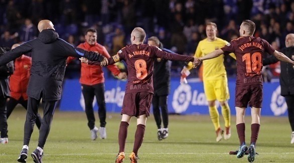 احتفال لاعبي برشلونة (رويترز)