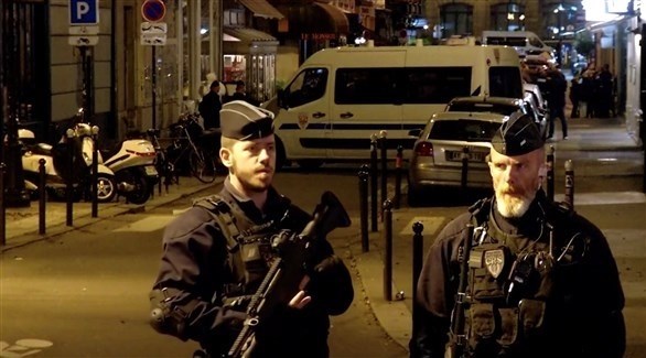 جنديان فرنسيان بالقرب من مكان حادثة الطعن في باريس 