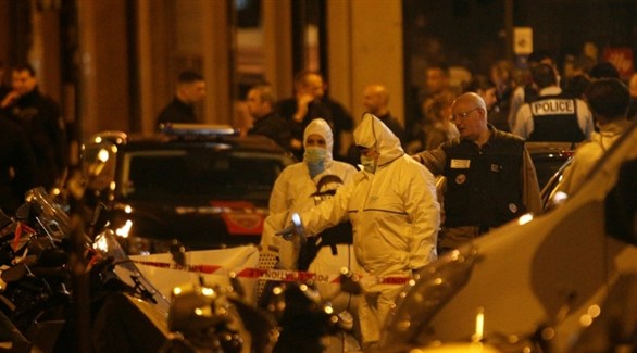 خبراء الشرطة الفرنسية في مكان الهجوم بالسكين في منطقة الأوبرا وسط باريس (أ ف ب)