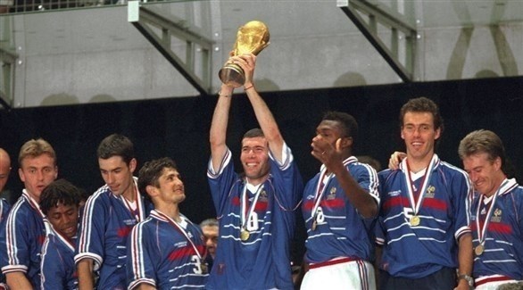 زيدان رفع كأس العالم مع منتخب فرنسا في 1998 (أرشيف)