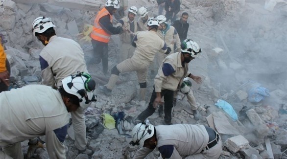 مسعفون من الخوذ البيضاء السورية يبحثون بين الأنقاض عن ضحايا (أرشيف)