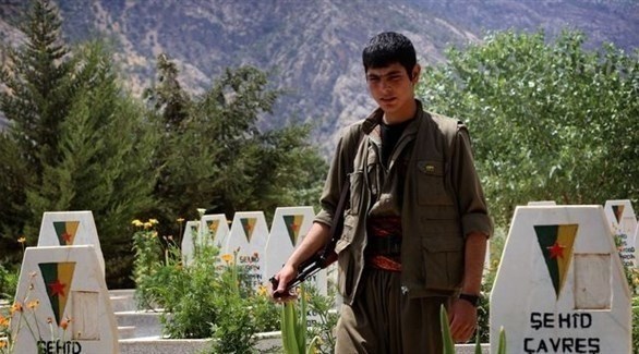 مسلح كردي في مقبرة لمقاتلي حزب العمال الكردستاني شمالي العراق (أرشيف)