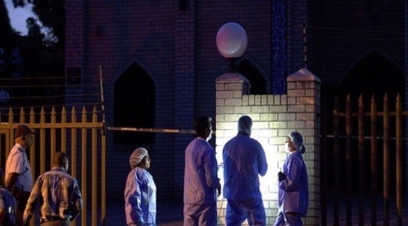 محققون من شرطة جنوب أفريقيا أمام المسجد المستهدف ( رويترز)