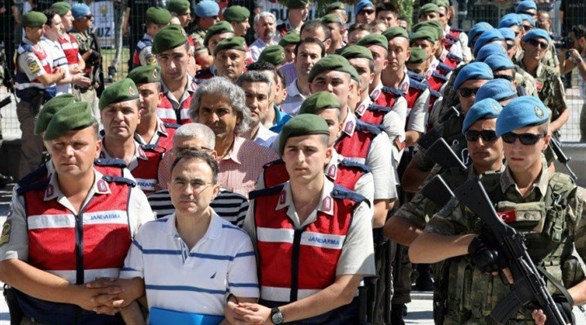 متهمون بالضلوع في الانقلاب الفاشل في طريقهم إلى المحاكمة في تركيا (أرشيف)