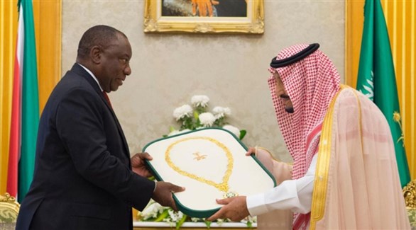 خادم الحرمين الشريفين يُهدى رئيس جنوب أفريقيا  قلادة الملك عبدالعزيز (واس)