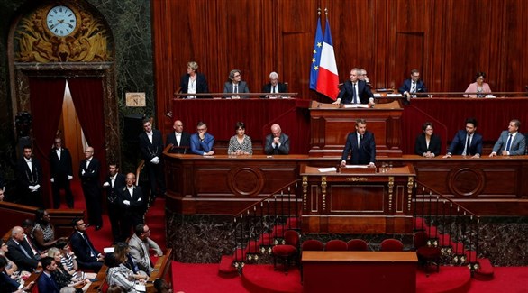 الرئيس الفرنسي إيمانويل ماكرون أمام الكونغرس الفرنسي اليوم الإثنين (رويترز)  