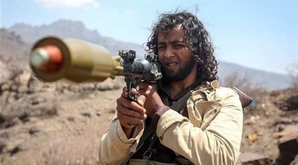 مقاتل يمني يحمل صاروخاً (أرشيف)