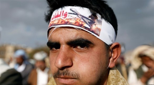 مناصر للحوثيين يرتدي عصبة عليها طائرة مسيّرة إيرانية (أرشيف)