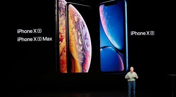 Philip W. Schiller, vicepresidente senior de marketing mundial de Apple, presenta loنائب رئيس التسويق في أبل فيليب دبل يو شيلر أثناء تقديم الهاتف الجديد أي فون إكس وإكس إس ماكس (رويترز) 