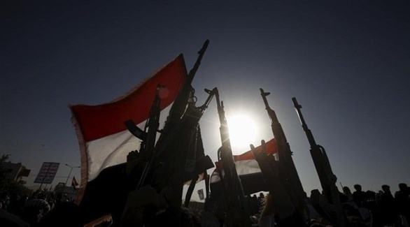 مسلحون يرفعون بنادقهم في سماء اليمن (أرشيف)