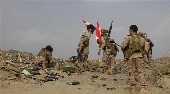 جنود يمنيون يرفعون علم الجمهورية (أرشيف)
