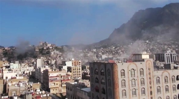 دخان يتصاعد بعد قصف للميليشيا الحوثية على تعز (أرشيف)