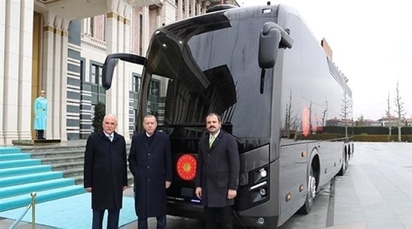 الرئيس التركي رجب طيب أردوغان أمام الحافلة التي أهدته إياها شركة قطرية-تركية.(أرشيف)