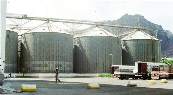 صوامع تخزين حبوب في ميناء الحديدة اليمني (أرشيف)