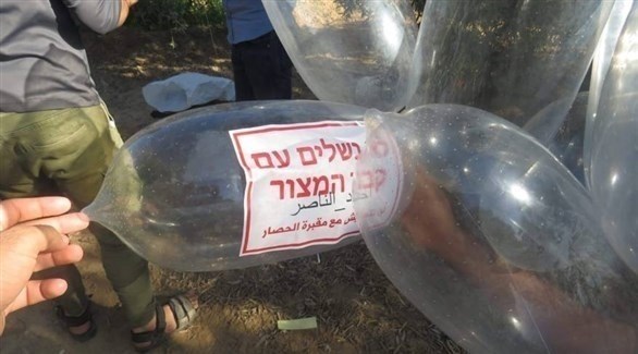 فلسطينيون يجهزون بالونات حارقة لإطلاقها نحو إسرائيل (أرشيف)