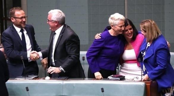 فرحة أعضاء حزب العمال الأسترالي بانتصاره على الحكومة (ذا غارديان)