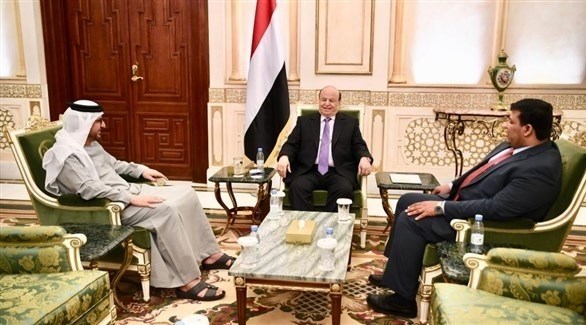 الرئيس اليمني عبدربه منصور هادي خلال استقباله السفير الإماراتي سالم الغفيلي (سبأ)