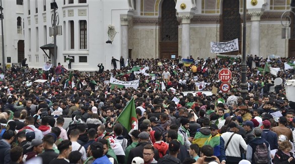 متظاهرون في العاصمة الجزائرية ضد الرئيس عبد العزيز بوتفليقة (أ ف ب)