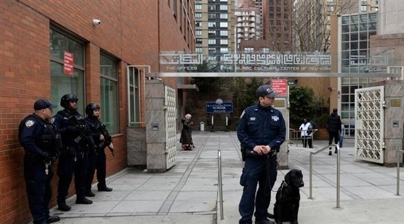 عناصر من الشرطة في نيويورك أمام أحد المساجد (رويترز)