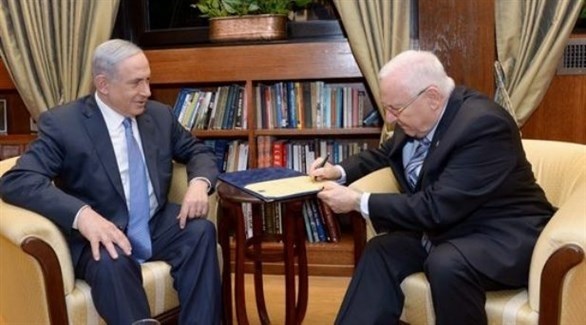 الرئيس الإسرائيلي رؤوفن ريفلين يوقع تكليف بنيامين نتانياهو بتشكيل الحكومة (أرشيف)