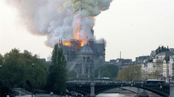 النيران تشتعل في كاتدرائية نوتردام (أرشيف)