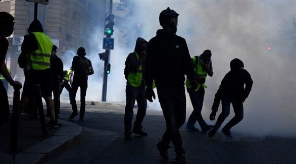 متظاهرون فرنسيون يشتبكون مع الشرطة (إ ب أ)